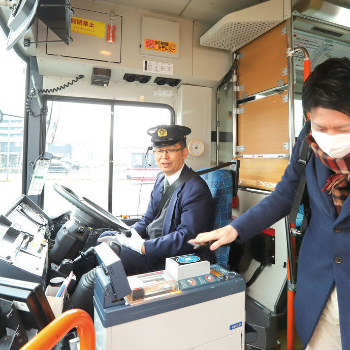 川真田さんが降車する乗客を見守っている様子