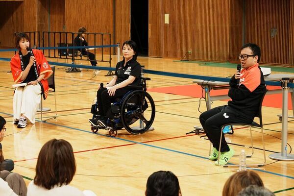 写真説明：パラ競技の魅力を語る八木さんと田口さん