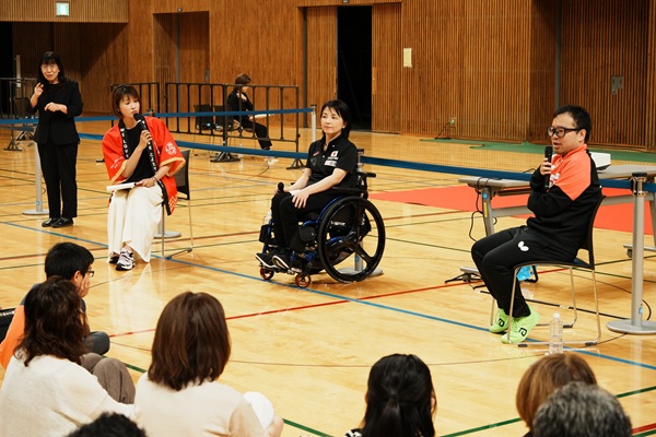 写真説明：パラ競技の魅力を語る八木さんと田口さん