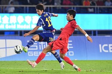 サッカー　プレイ中のイメージ写真