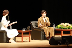 写真説明：家康について話す松下さん
