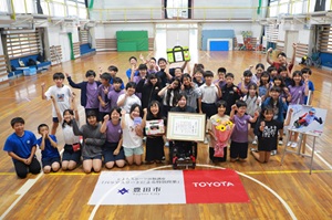 写真説明：村岡選手と児童たち