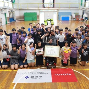 写真説明：村岡選手と児童たち