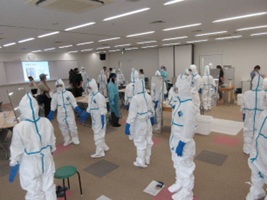 <昨年度の個人防護具着脱訓練の様子>画像2
