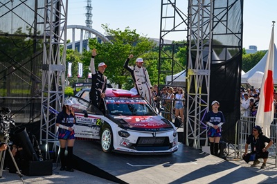 セレモニアルフィニッシュ&表彰式(実績) ラリーカーで喜ぶドライバーら