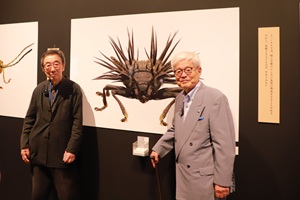 写真説明:企画展の監修者小檜山賢二氏と養老孟司氏