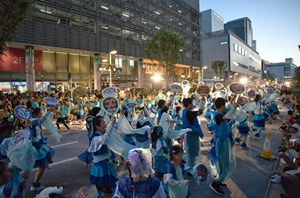 写真説明:おいでんまつり総踊りの様子