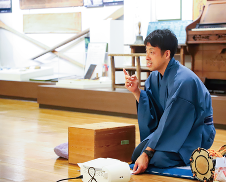写真:稽古中の鈴木祐輔さん