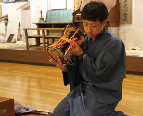 写真:鼓を打ちながら指導する鈴木さん