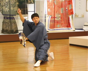 写真:実際に動きを見せる鈴木さん