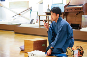 写真:稽古中の鈴木さん