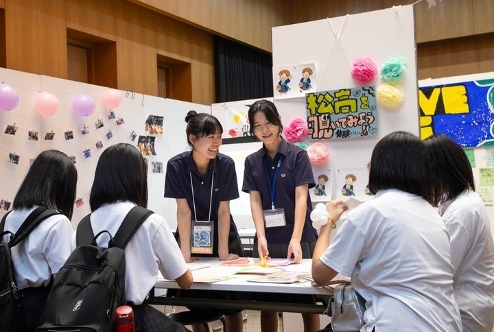 写真：高等学校魅力発見フェスタで学校を紹介する高校生
