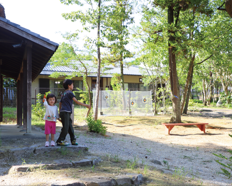 写真:本多記念民芸の森で遊ぶ子どもたちの様子