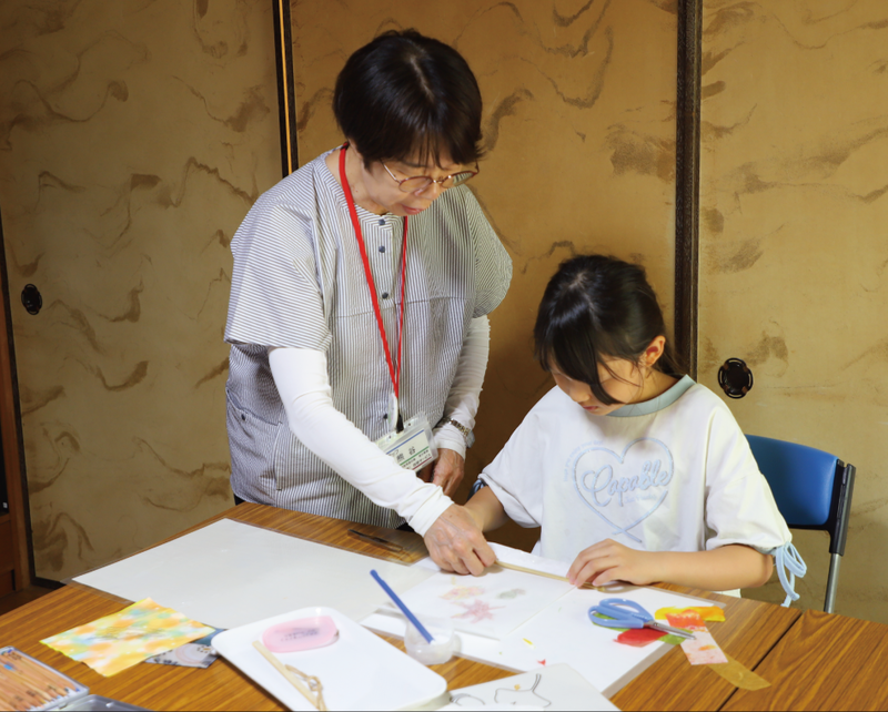 写真:季節のタペストリーづくりをする子ども