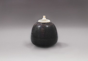 写真:唐物尻膨茶入 利休尻ふくら 重要美術品 永青文庫蔵