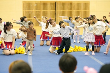 写真:ダンスをする子どもたち