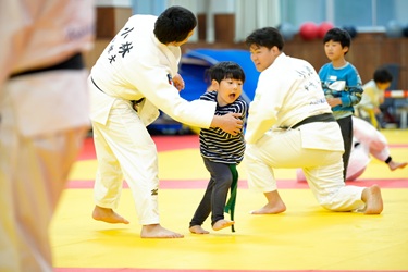 写真:柔道をする子どもたち