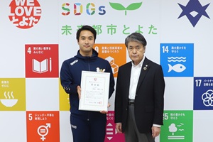 写真説明：認定証を手に記念撮影する岡島選手と市長
