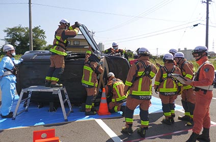 写真：高速道路上での交通事故を想定した合同訓練