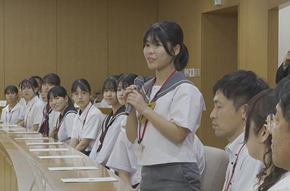 写真：中学生海外派遣団が市長･議長に帰国報告