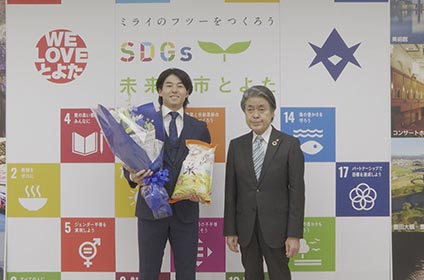 写真：プロ野球ドラフト会議で指名を受けた選手が市長訪問