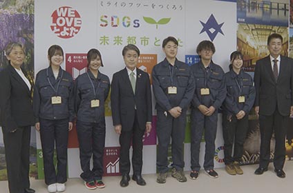 写真：豊田森林組合の新規採用職員らが市長訪問