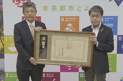 写真：黄綬褒章を受章した建築大工 市長訪問