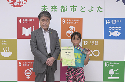 写真：レスリングの全国大会で準優勝した小学生が市長訪問