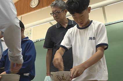 写真：冷田小学校の6年生が茶の湯文化を体験