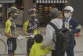 写真：中京大学自転車競技部の学生との自転車安全利用啓発