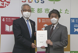 写真：豊田商工会議所から市長へ要望書を提出
