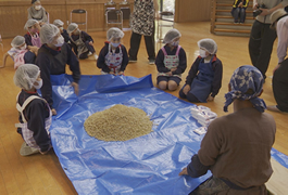 写真：萩野小児童が「醤油づくり」にチャレンジ