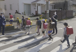 写真：春の交通安全市民運動 通学路における交通安全立哨