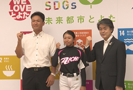 写真：女子野球全国大会出場選手が市長を訪問