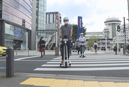 写真：立ち乗り型歩行領域EVの公道規制緩和に向けた実証実験