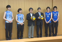 写真：Vリーグ機構関係者と選手が市長訪問