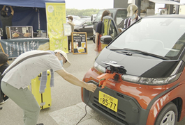 写真：給電ボランティアが電動車による給電活動実証