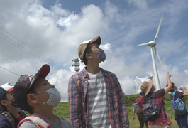 写真：風力発電所やブナ原生林を回る見学ツアー