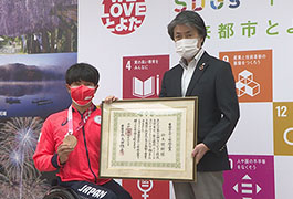 写真：銅メダル獲得の鈴木朋樹選手に豊田市スポーツ栄誉賞贈呈