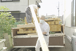 写真：西垣林業が豊田高等職業訓練校に木材を提供