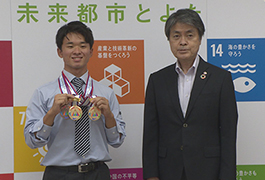写真：カヌーの全国大会で優勝した高校生が豊田市長を訪問