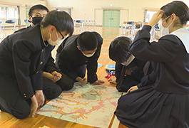 写真：石野中学校でマイ･タイムラインの作成を支援