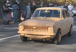 写真：間伐材の原寸大初代カローラ試走お披露目会