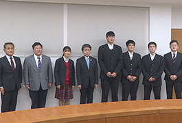 写真：豊田大谷高校の選手らが市長を訪問
