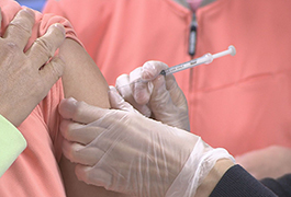 写真：高齢者施設で3回目のワクチン接種開始