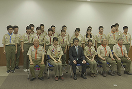 写真：ボーイスカウトの菊章･富士章取得者が市長を訪問
