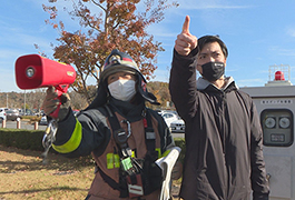 写真：鞍ケ池公園で事業所との消防合同訓練