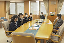 写真：豊田西高校女子弓道部が全国大会結果報告のため市長を訪問