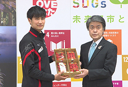 写真：北京オリンピックで入賞した吉永一貴選手が市長訪問
