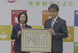 写真：銅メダルを獲得した三浦璃来選手に豊田市スポーツ栄誉賞を贈呈